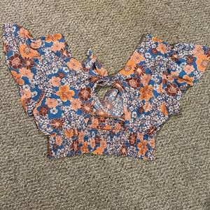 - Altar’d State cute flower crop top
-size large
-excellent condition